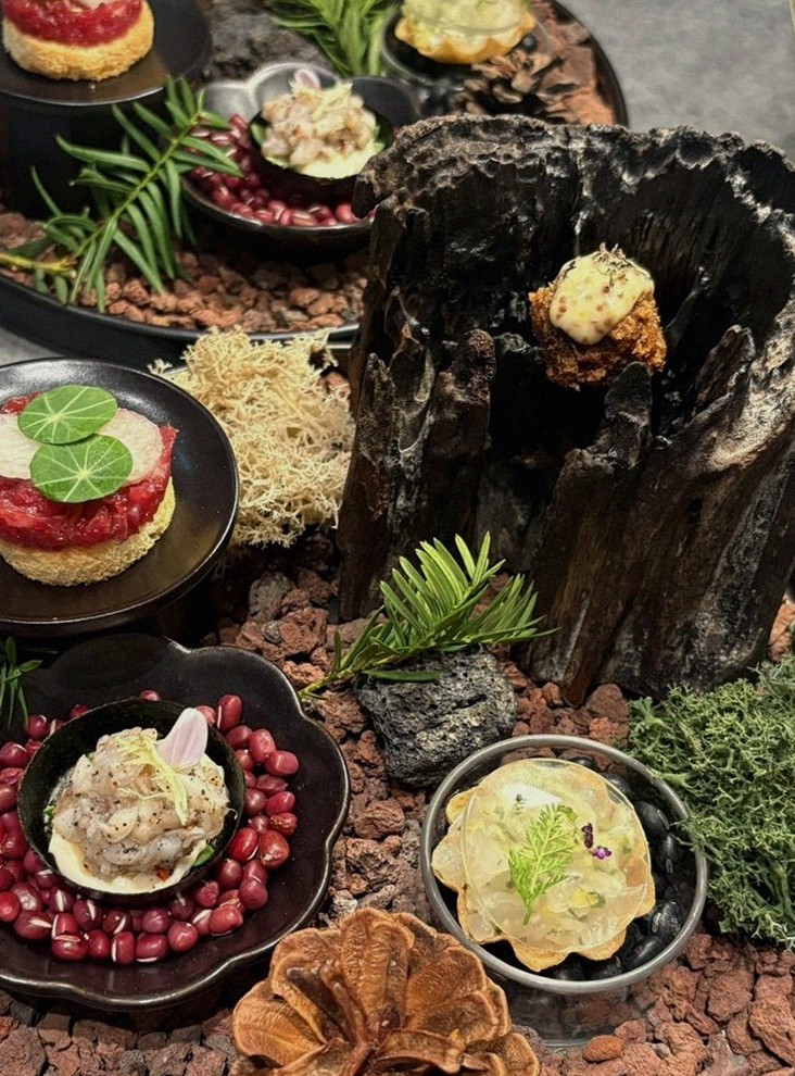 WOOHANA Yeouido · the signature Hanwoo showing — marbled beef cuts and caviar presented in a display chest