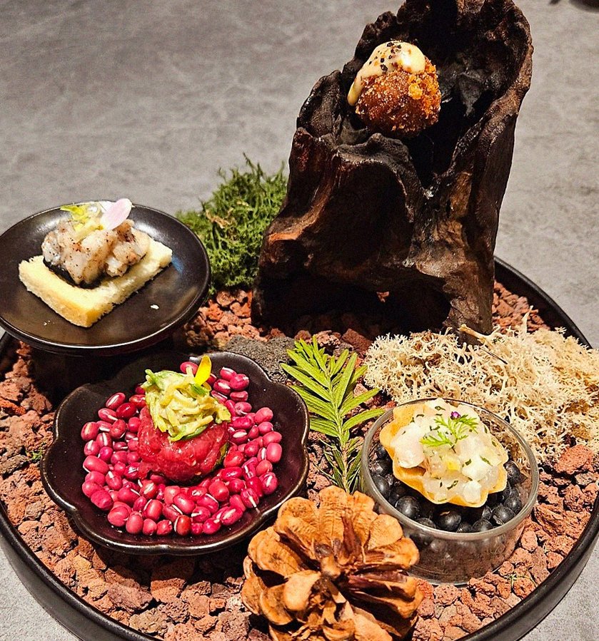 WOOHANA Jonggak · the signature Hanwoo showing — marbled beef cuts and caviar presented in a display chest