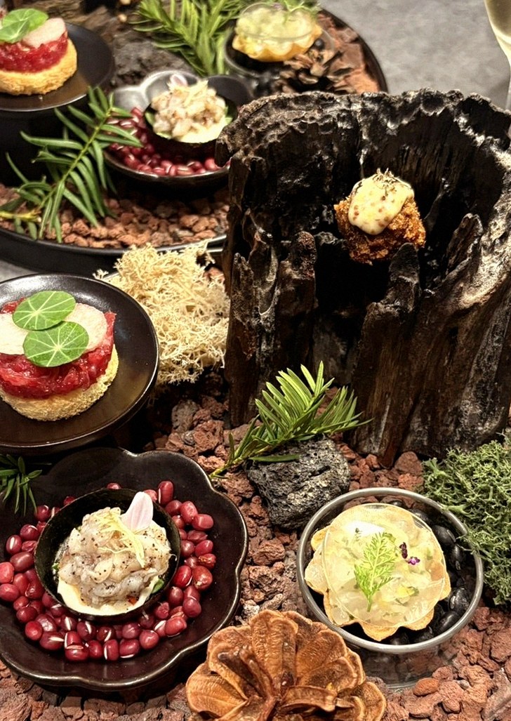 WOOHANA Jonggak · the signature Hanwoo showing — marbled beef cuts and caviar presented in a display chest