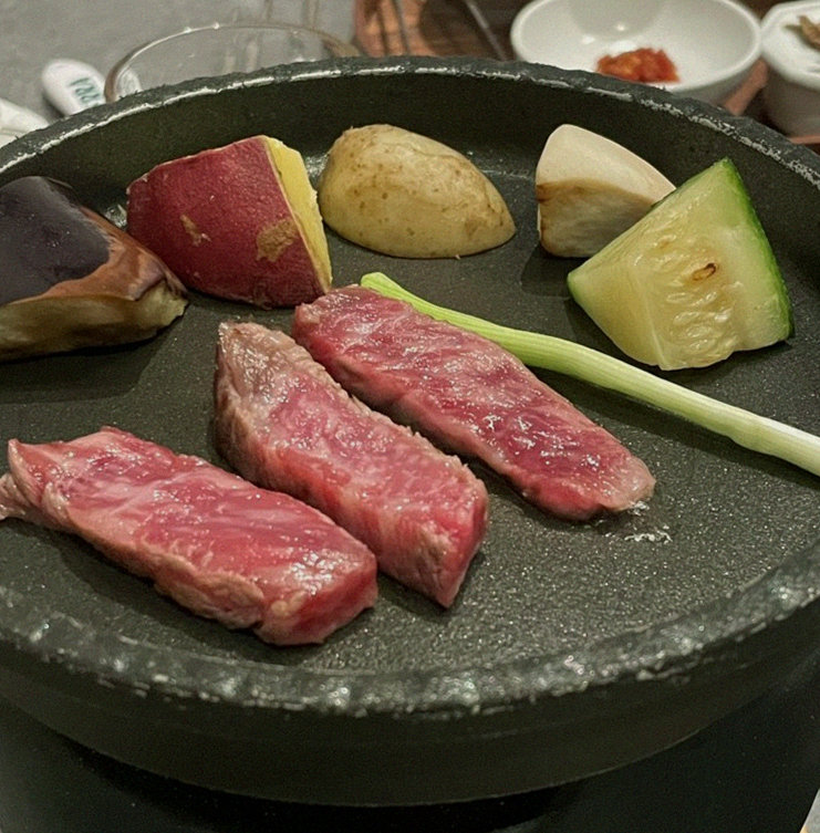 WOOHANA Jonggak · Hanwoo beef grilling over binchotan charcoal