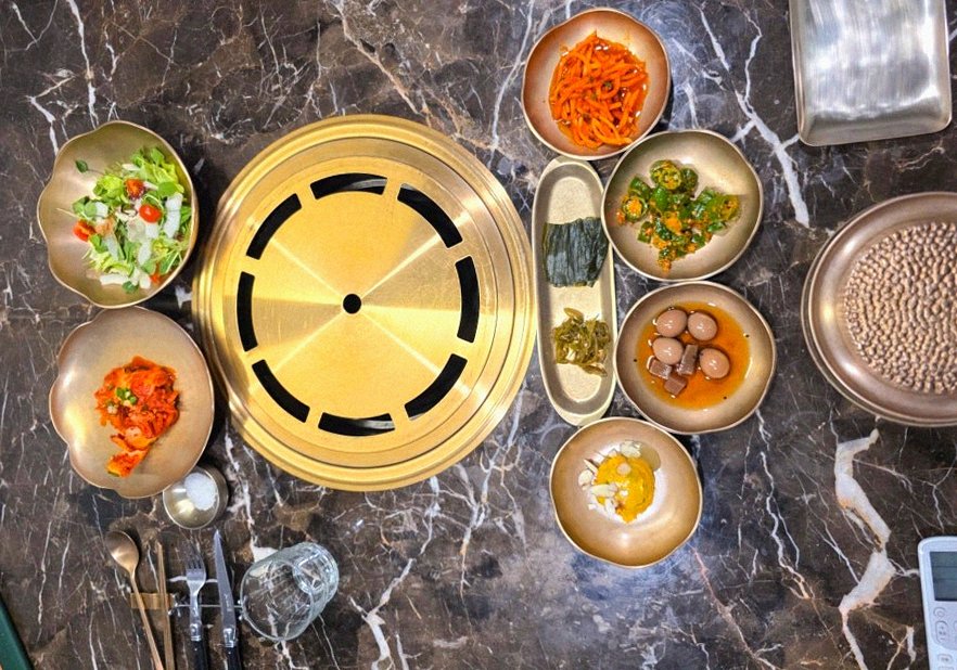 DAEBOJUNG Yeouido · assorted Korean side dishes (banchan)