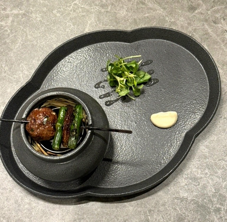 고우가 광화문점 · 안국 역 고기맛집 · 시그니처 한우 쇼잉 — 진열함에 담긴 마블링 한우와 캐비아