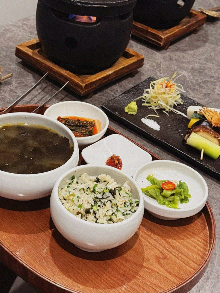 고우가 광화문점 · 안국 역 고기맛집 · 정갈하게 차려진 반찬과 곁들임 찬