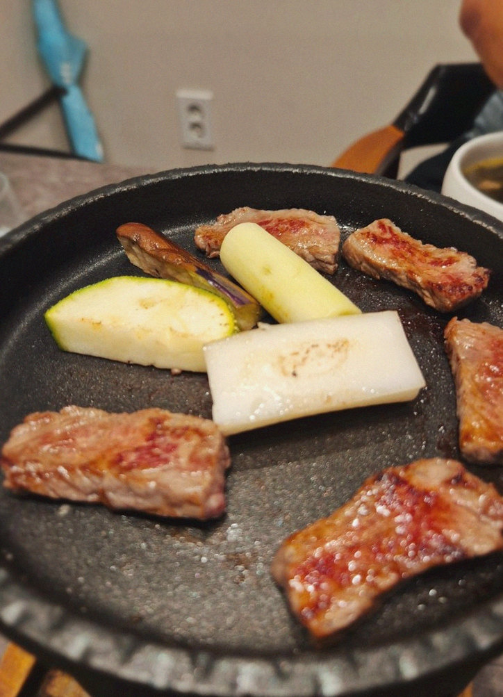 고우가 광화문점 · 안국 역 고기맛집 · 비장탄 그릴 위에서 익어가는 한우