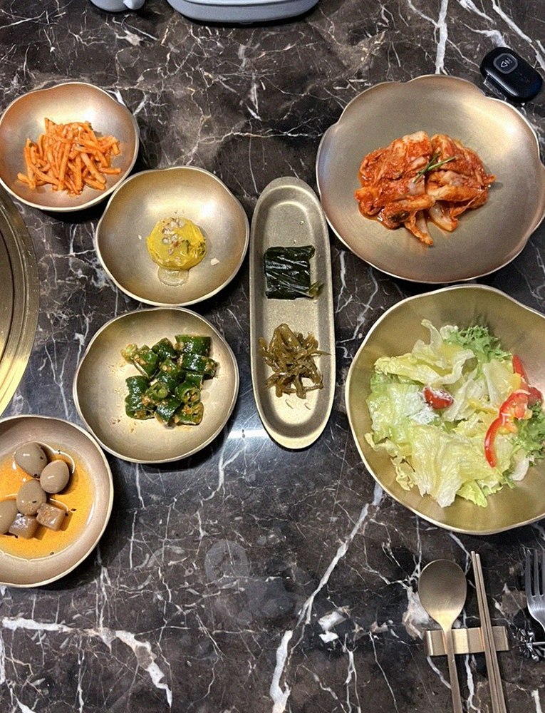 DAEBOJUNG Yeouido · assorted Korean side dishes (banchan)
