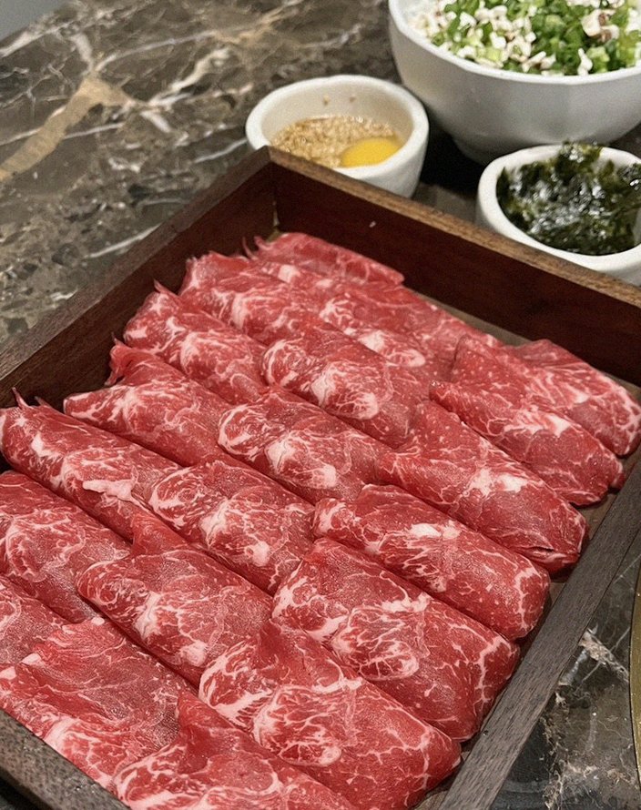 DAEBOJUNG Yeouido · premium marbled Hanwoo beef presented before grilling