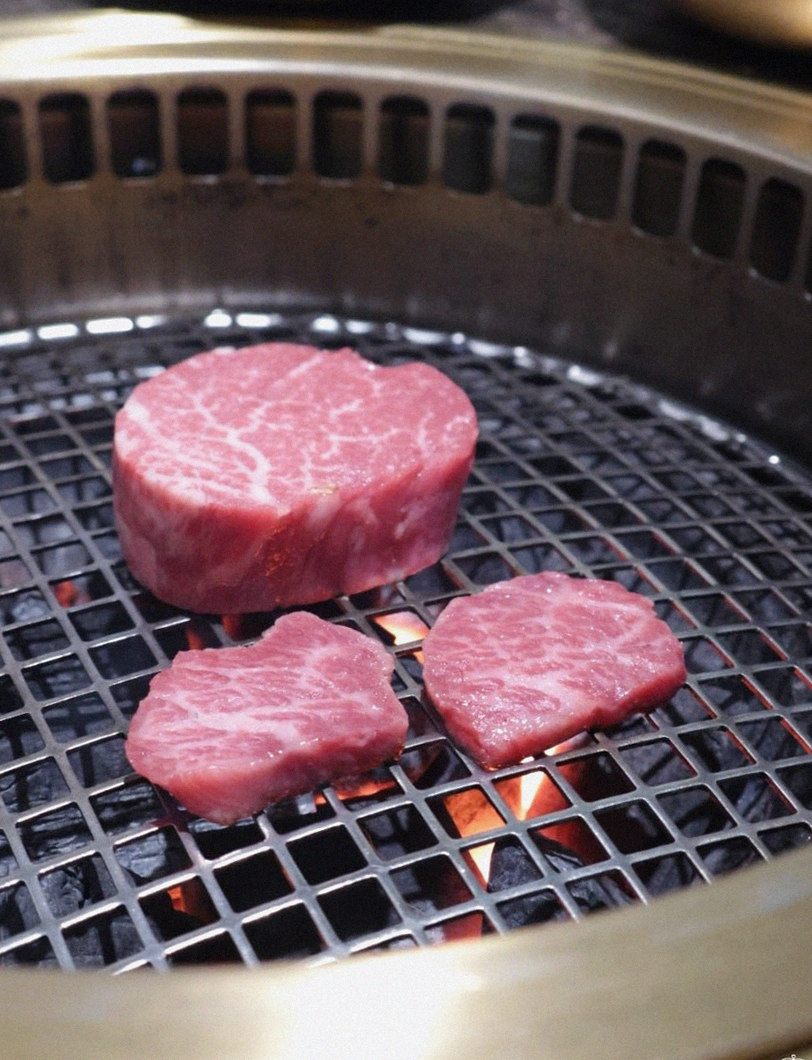 DAEBOJUNG Yeouido · Hanwoo beef grilling over binchotan charcoal