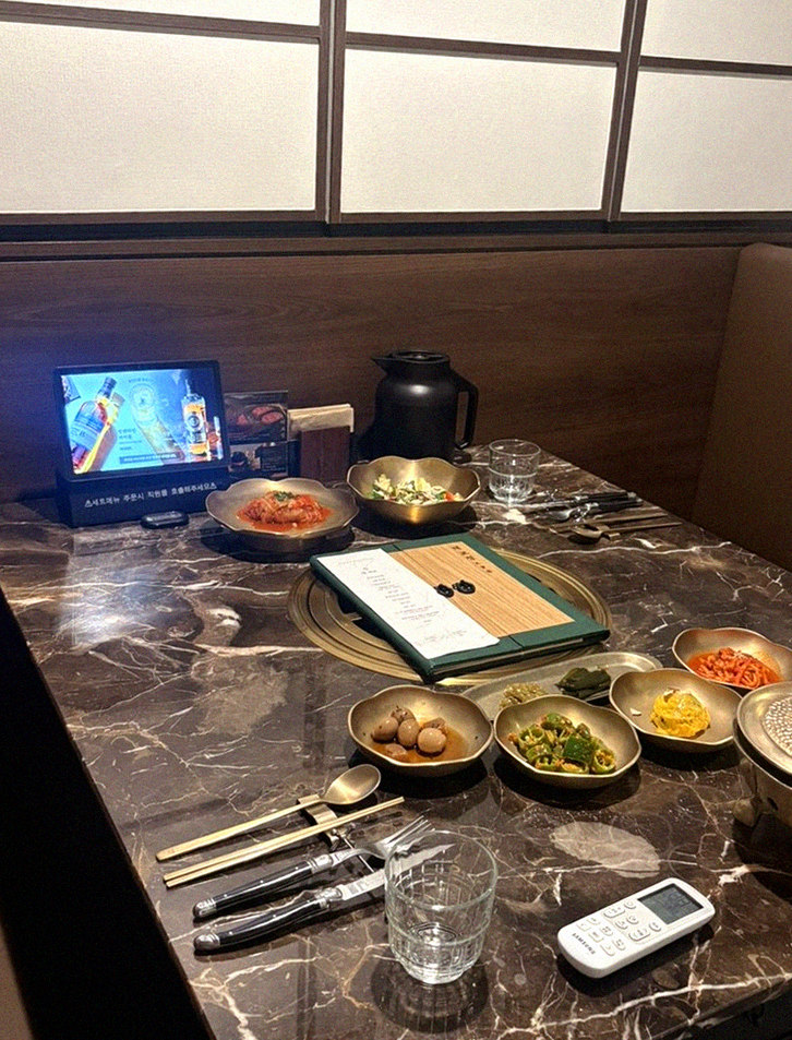 DAEBOJUNG City Hall · the full Hanwoo omakase table
