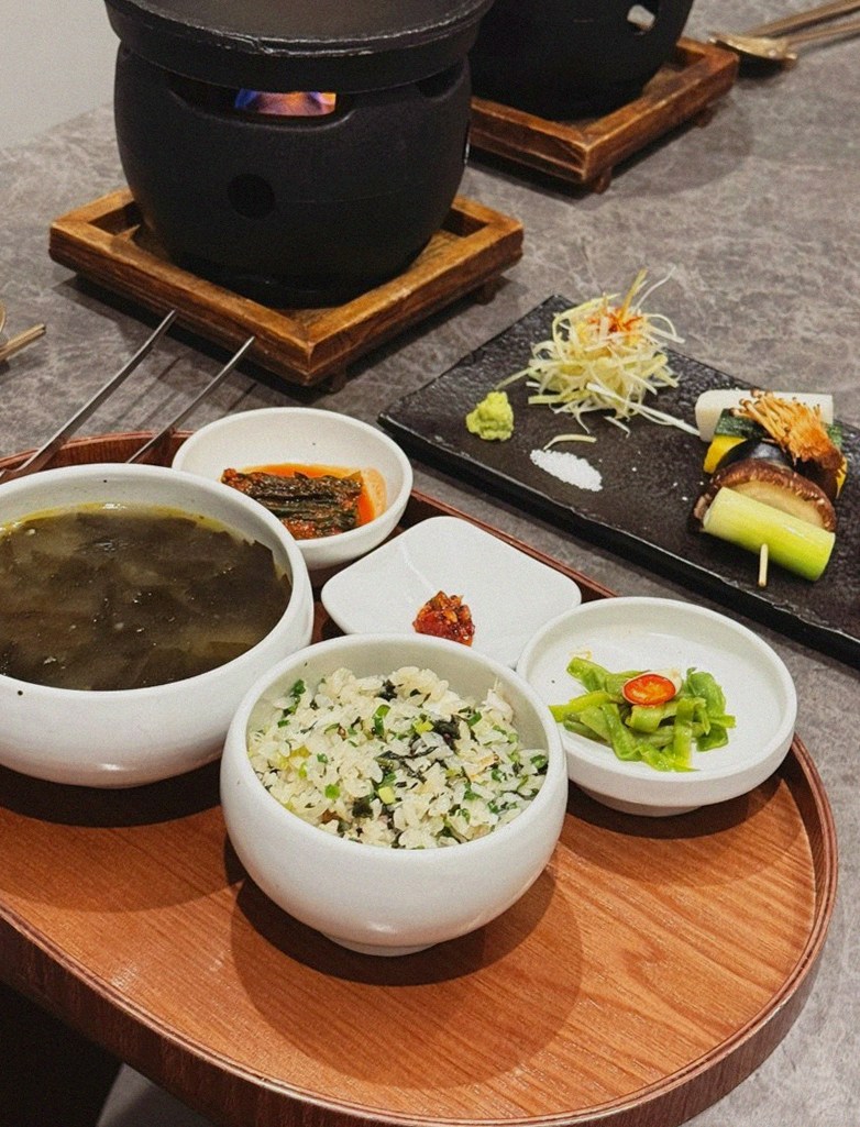 고우가 광화문점 · 광화문 룸식당 · 정갈하게 차려진 반찬과 곁들임 찬