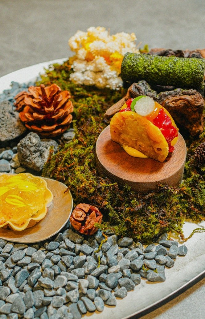 GOWOOGA Gangnam·Yeoksam · the signature Hanwoo showing — marbled beef cuts and caviar presented in a display chest