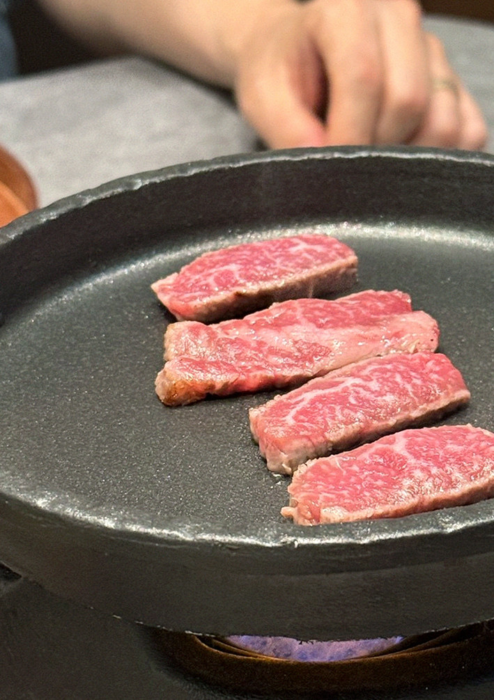 GOWOOGA Gangnam·Yeoksam · Hanwoo beef grilling over binchotan charcoal