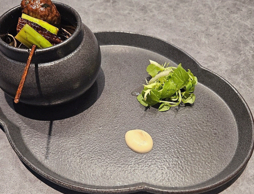 GOWOOGA Gangnam·Yeoksam · a plated course of Hanwoo beef