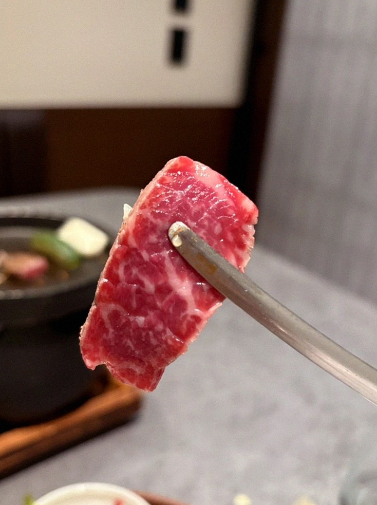 GOWOOGA Gangnam·Yeoksam · premium marbled Hanwoo beef presented before grilling
