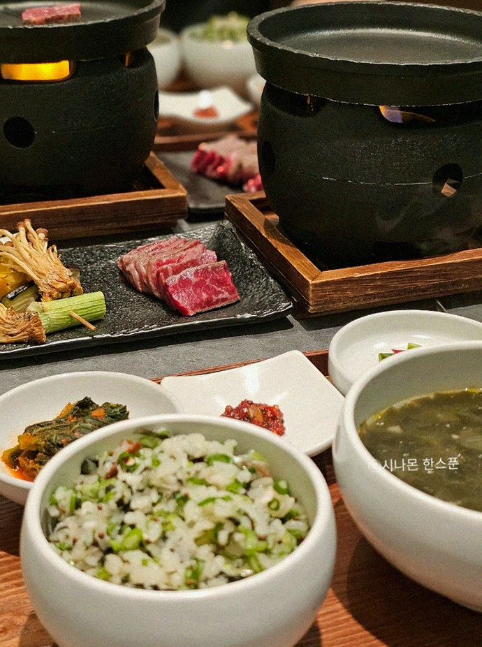 GOWOOGA Gangnam·Yeoksam · assorted Korean side dishes (banchan)