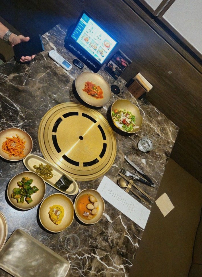 대보정 시청역점 · 덕수궁 맛집 · 정갈하게 차려진 반찬과 곁들임 찬