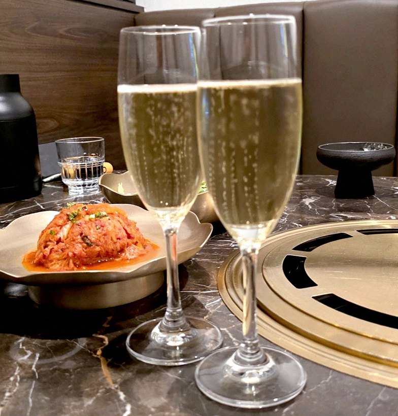 대보정 시청역점 · 덕수궁 맛집 · 시그니처 한우 쇼잉 — 진열함에 담긴 마블링 한우와 캐비아