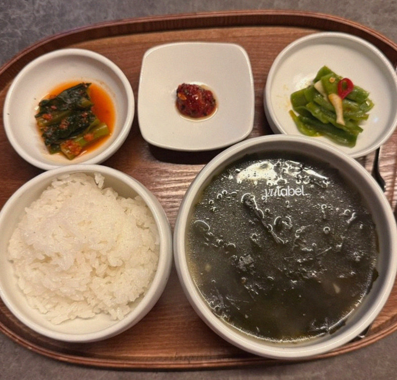 GOWOOGA Yeouido · 精致的韩式小菜