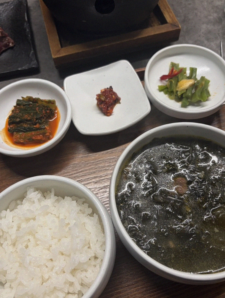 고우가 여의도점 · 여의도 한정식 · 정갈하게 차려진 반찬과 곁들임 찬