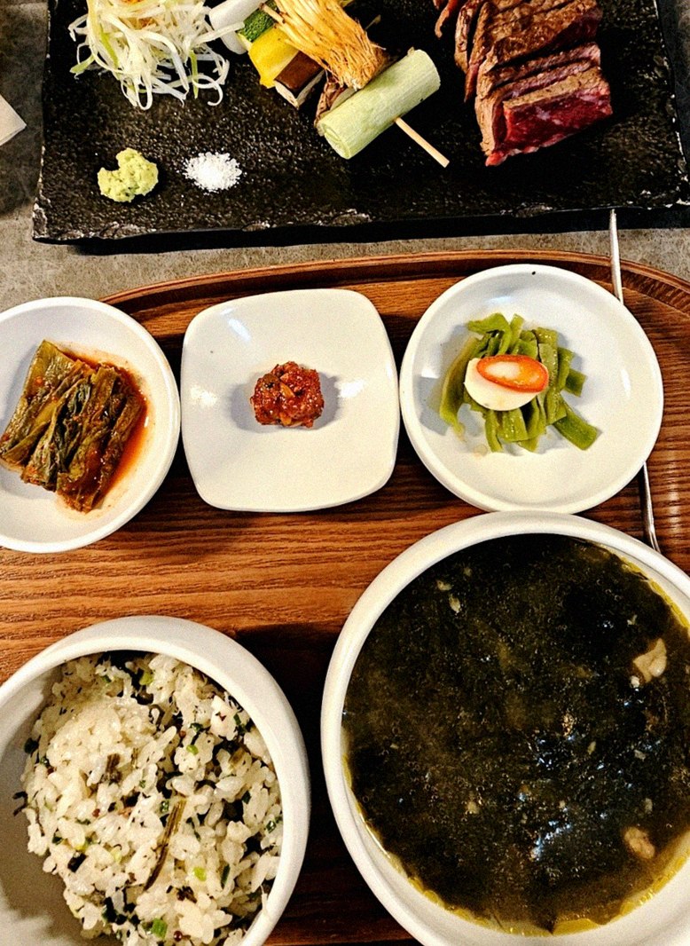 고우가 여의도점 · 여의도 한정식 · 정갈하게 차려진 반찬과 곁들임 찬