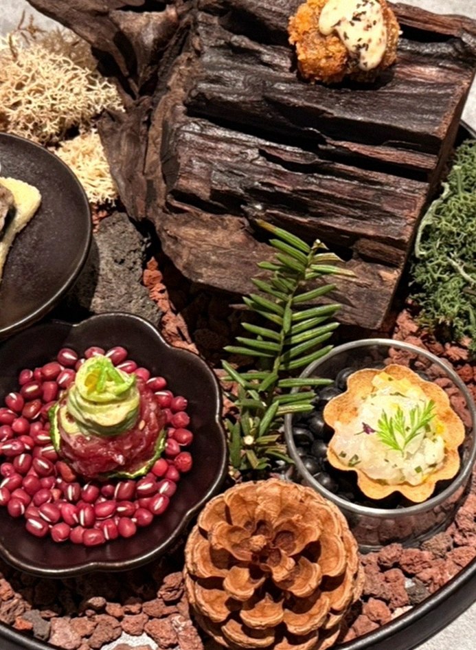WOOHANA Yeouido · the signature Hanwoo showing — marbled beef cuts and caviar presented in a display chest