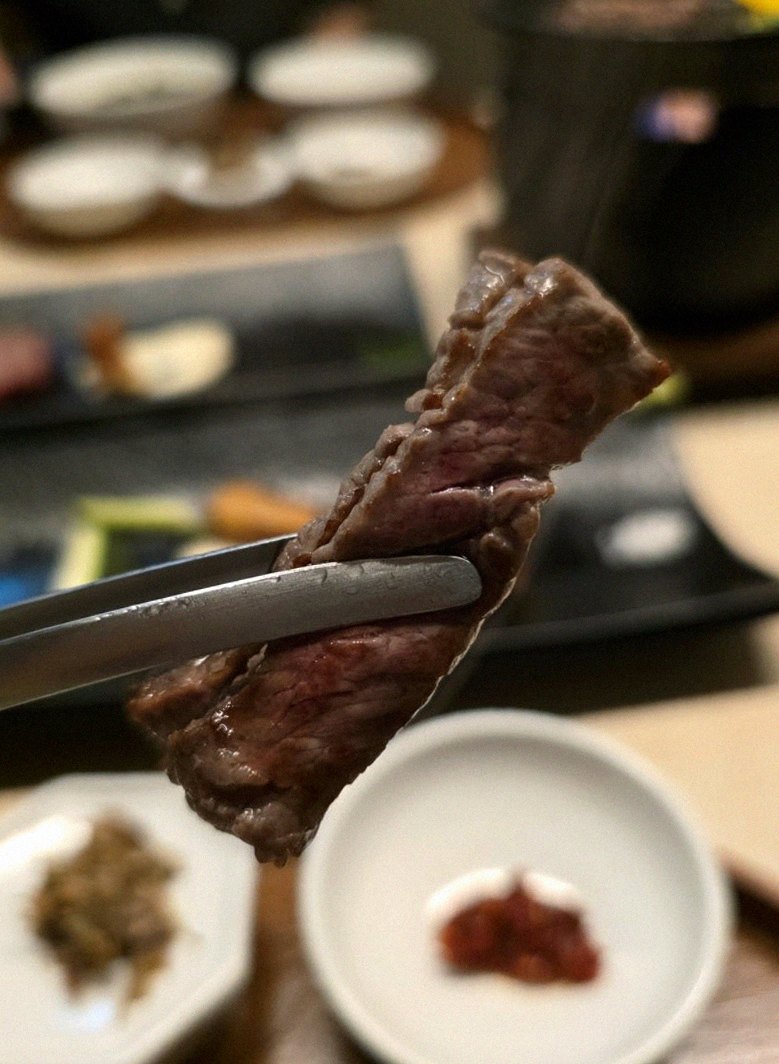 우아라 광화문점 · 광화문역 맛집추천 · 마블링이 살아있는 프리미엄 한우 쇼잉
