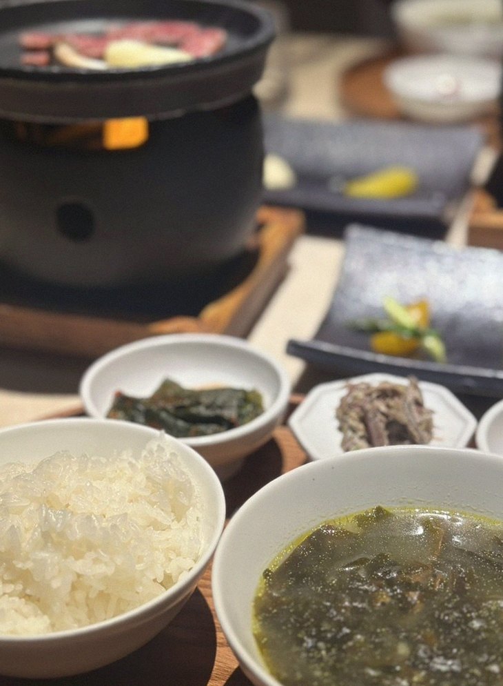 우아라 광화문점 · 광화문역 맛집추천 · 정갈하게 차려진 반찬과 곁들임 찬
