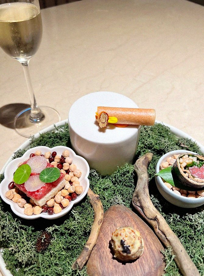 우아라 광화문점 · 광화문역 맛집추천 · 시그니처 한우 쇼잉 — 진열함에 담긴 마블링 한우와 캐비아