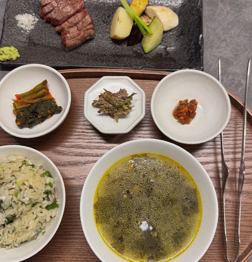 우하나 종각역점 · 종로 맛집 · 정갈하게 차려진 반찬과 곁들임 찬