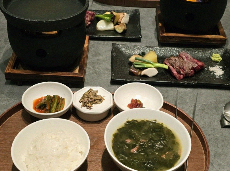 우하나 종각역점 · 경복궁 근처 맛집 · 정갈하게 차려진 반찬과 곁들임 찬