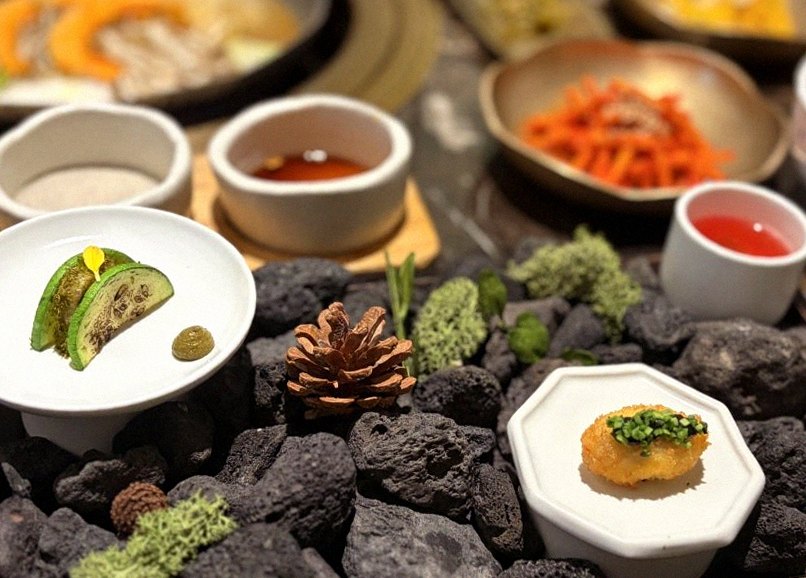 DAEBOJUNG Yeouido · assorted Korean side dishes (banchan)