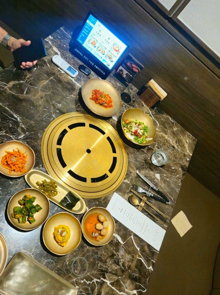 대보정 여의도점 · 영등포 점심맛집 · 정갈하게 차려진 반찬과 곁들임 찬