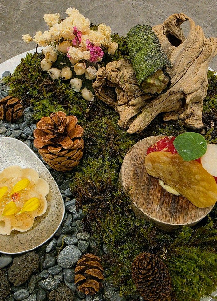 GOWOOGA Gwanghwamun · seafood course served alongside the beef