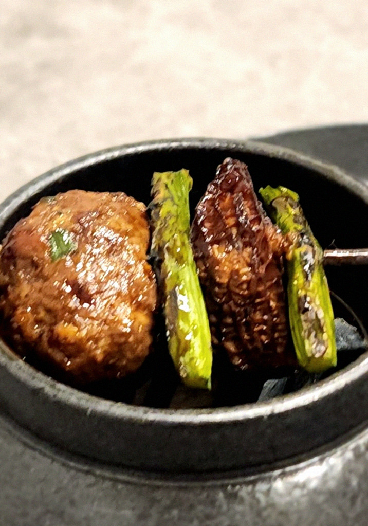GOWOOGA Gwanghwamun · Hanwoo beef grilling over binchotan charcoal