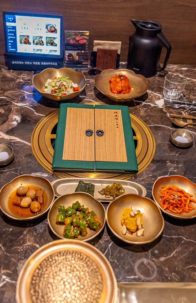 DAEBOJUNG City Hall · the full Hanwoo omakase table