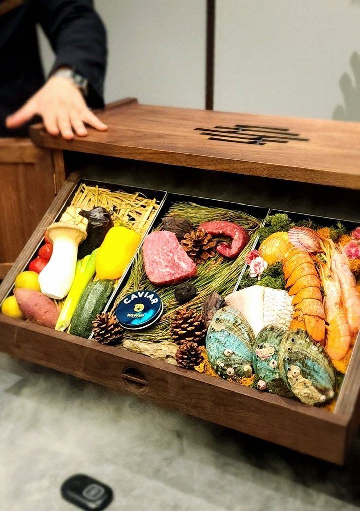 우하나 종각역점 · 명동 볼거리 · 시그니처 한우 쇼잉 — 진열함에 담긴 마블링 한우와 캐비아