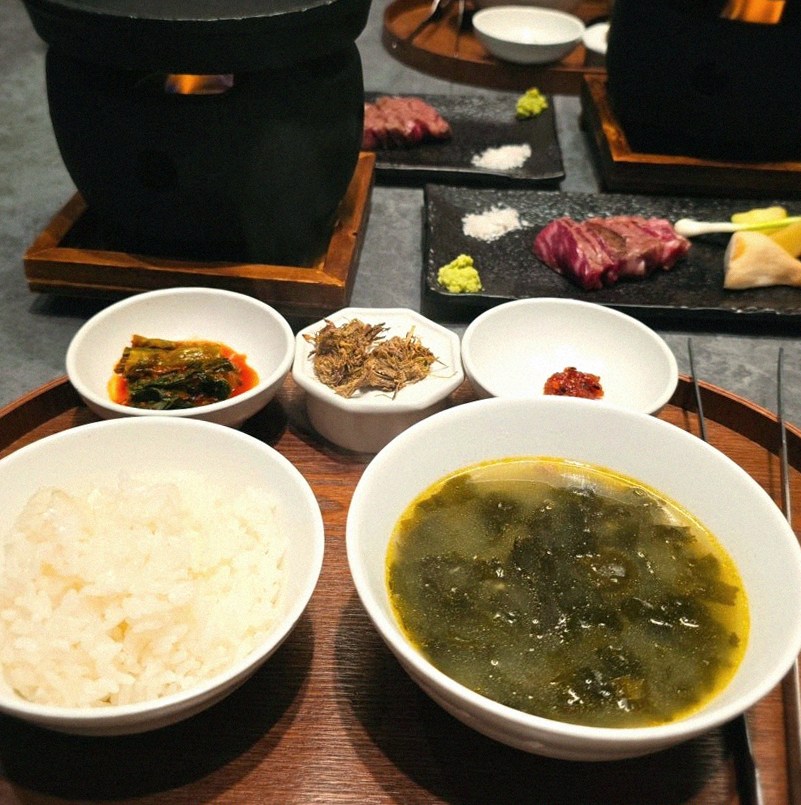 우하나 종각역점 · 명동 볼거리 · 정갈하게 차려진 반찬과 곁들임 찬