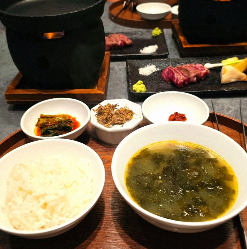 우하나 종각역점 · 종각 맛집 · 정갈하게 차려진 반찬과 곁들임 찬