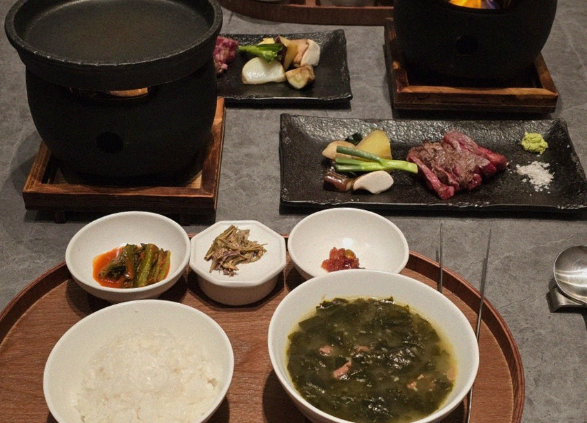 우하나 종각역점 · 광화문 맛집 · 정갈하게 차려진 반찬과 곁들임 찬