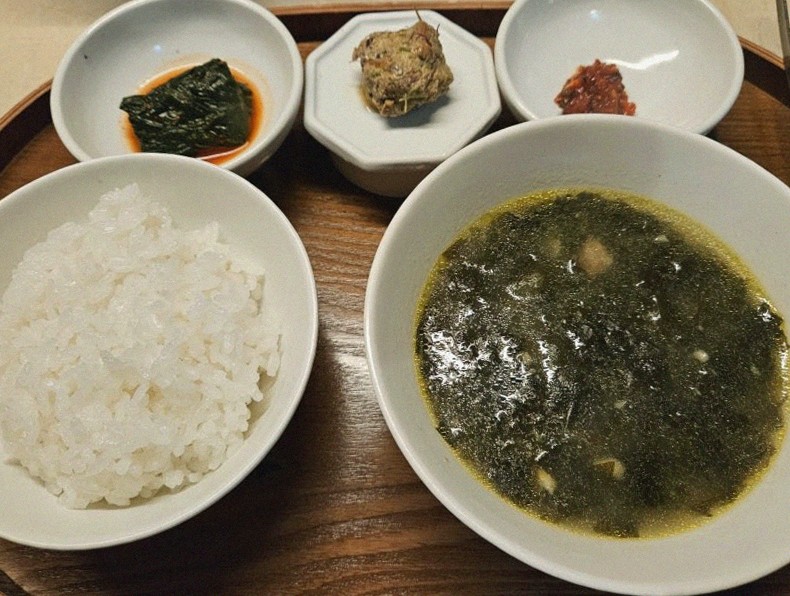 우아라 광화문점 · 서울 한우오마카세 맛집 · 정갈하게 차려진 반찬과 곁들임 찬