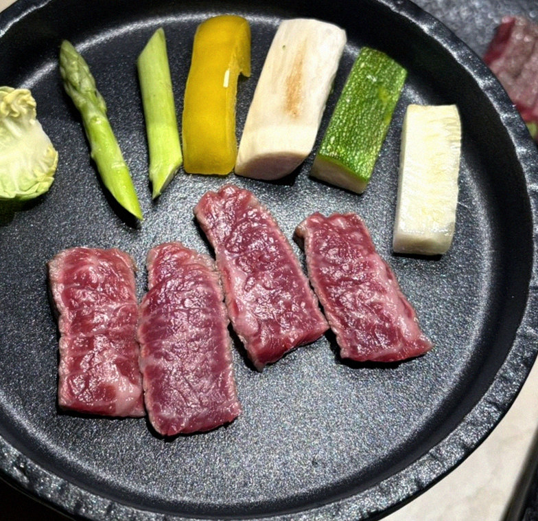 우아라 광화문점 · 서울 한우오마카세 맛집 · 마블링이 살아있는 프리미엄 한우 쇼잉