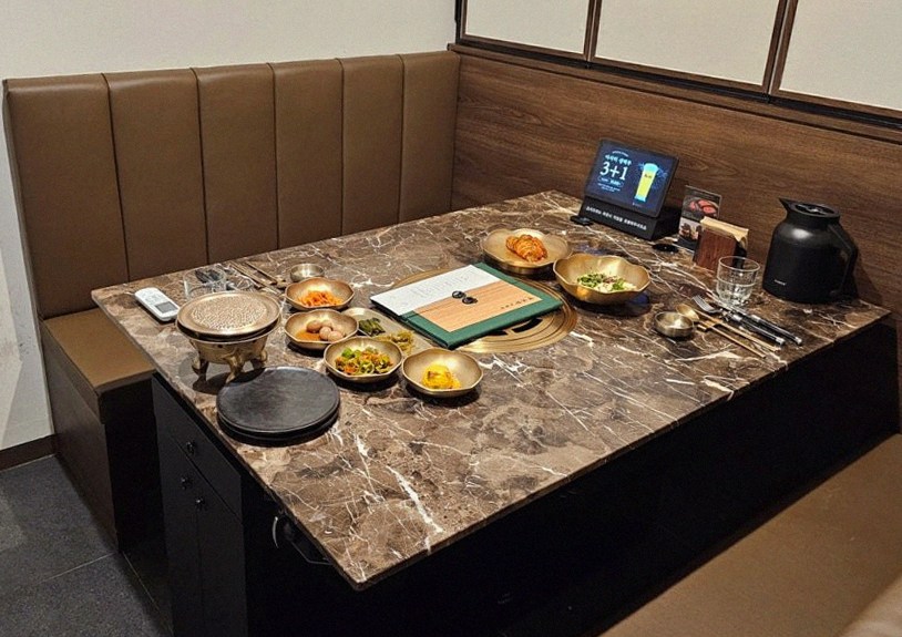 DAEBOJUNG City Hall · the signature Hanwoo showing — marbled beef cuts and caviar presented in a display chest