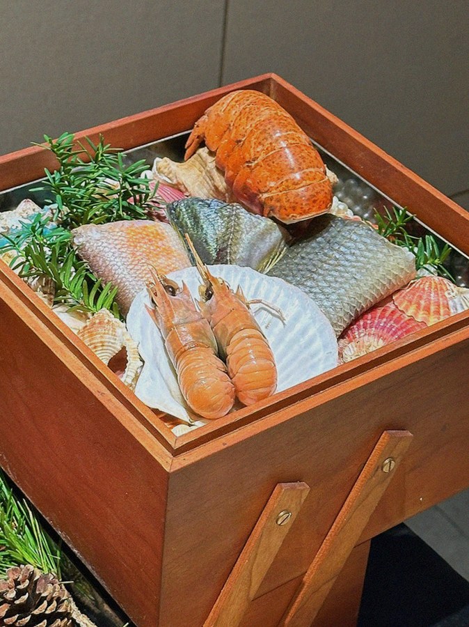 우아라 광화문점 · 안국 역 맛집추천 · 시그니처 한우 쇼잉 — 진열함에 담긴 마블링 한우와 캐비아