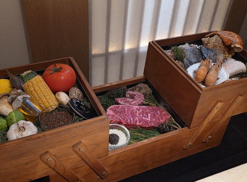 우아라 광화문점 · 안국 역 맛집추천 · 시그니처 한우 쇼잉 — 진열함에 담긴 마블링 한우와 캐비아