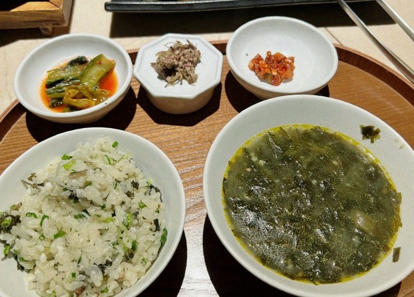 우아라 광화문점 · 안국 역 맛집추천 · 정갈하게 차려진 반찬과 곁들임 찬