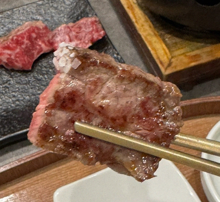 고우가 광화문점 · 종로 상견례 · 마블링이 살아있는 프리미엄 한우 쇼잉