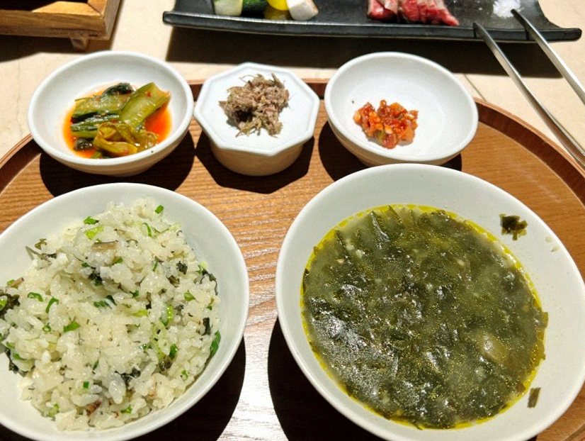 우아라 여의도점 · 서울 한우오마카세 · 정갈하게 차려진 반찬과 곁들임 찬