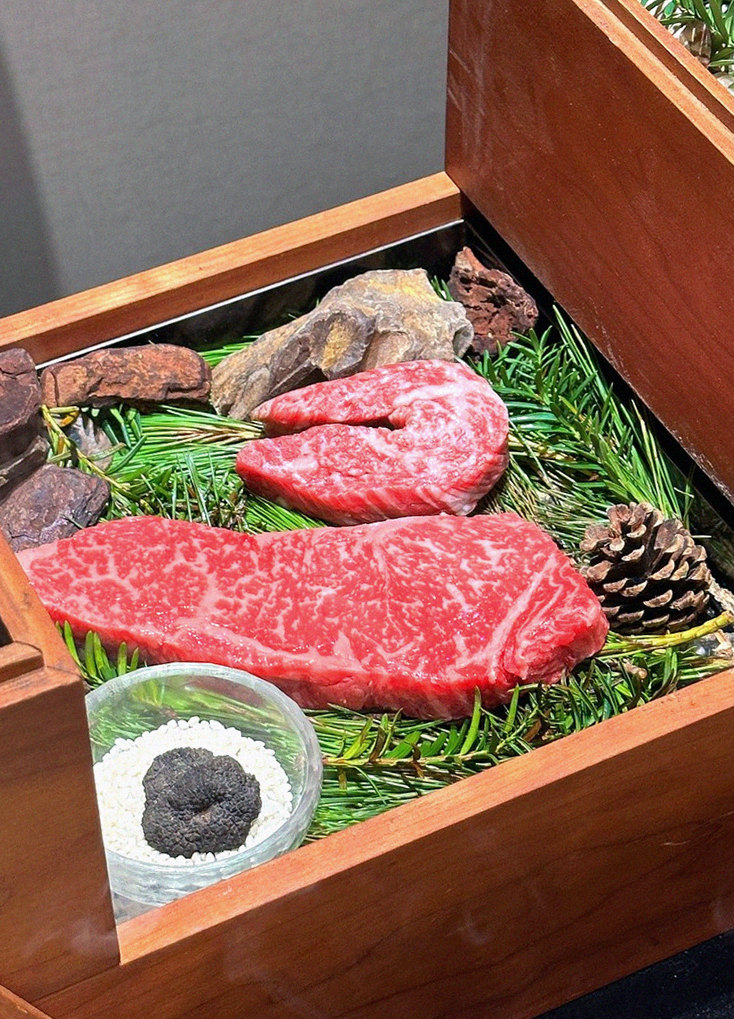 우아라 여의도점 · 여의도 맛집 더현대 맛집 · 시그니처 한우 쇼잉 — 진열함에 담긴 마블링 한우와 캐비아