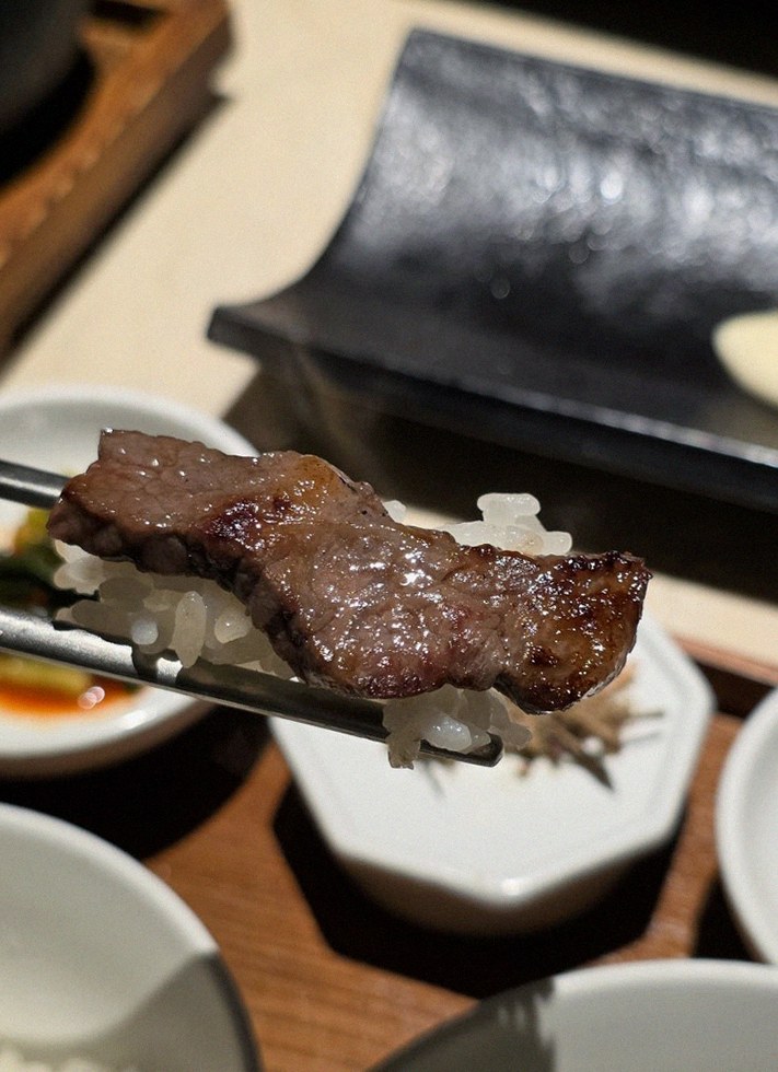 우아라 여의도점 · 여의도 맛집 더현대 맛집 · 마블링이 살아있는 프리미엄 한우 쇼잉