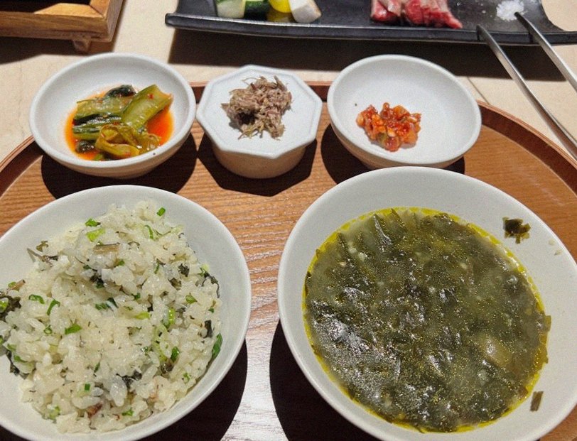 우아라 여의도점 · 여의도 맛집 더현대 맛집 · 정갈하게 차려진 반찬과 곁들임 찬
