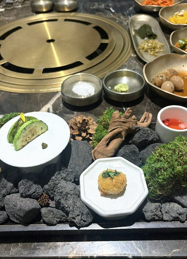 DAEBOJUNG Yeouido · assorted Korean side dishes (banchan)